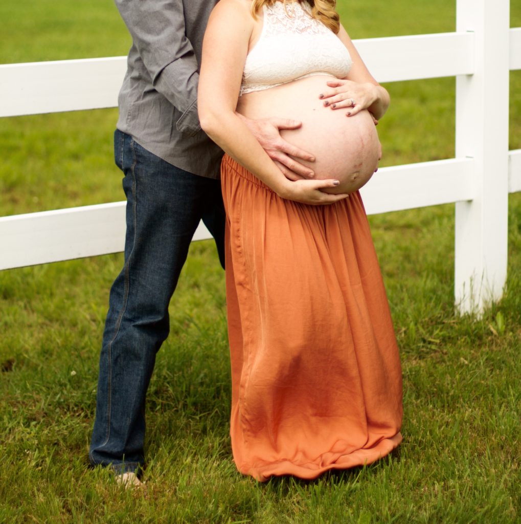 outside maternity pictures